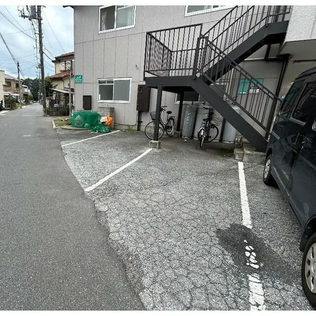駐車場　駐車場に車を止められます