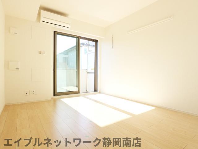 居室・リビング　こちらの居間で趣味の時間をお楽しみください