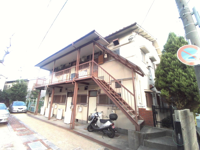 神戸市東灘区住吉山手のアパートの建物外観