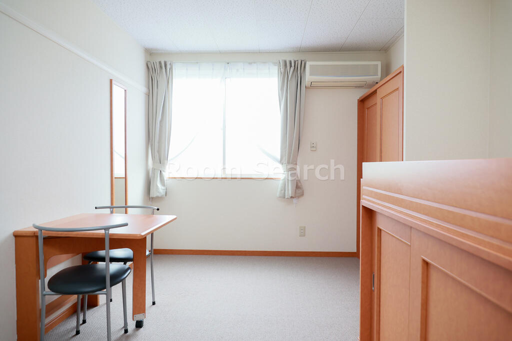 居室・リビング　机折り畳み式、カーテン、照明、エアコン付き