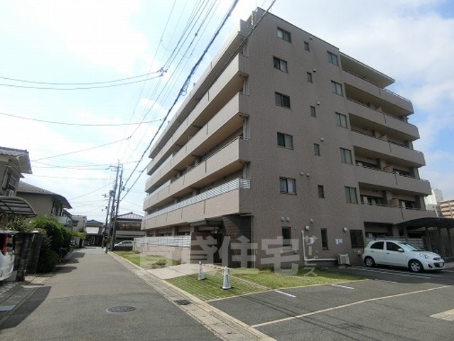京都市山科区音羽役出町のマンションの建物外観