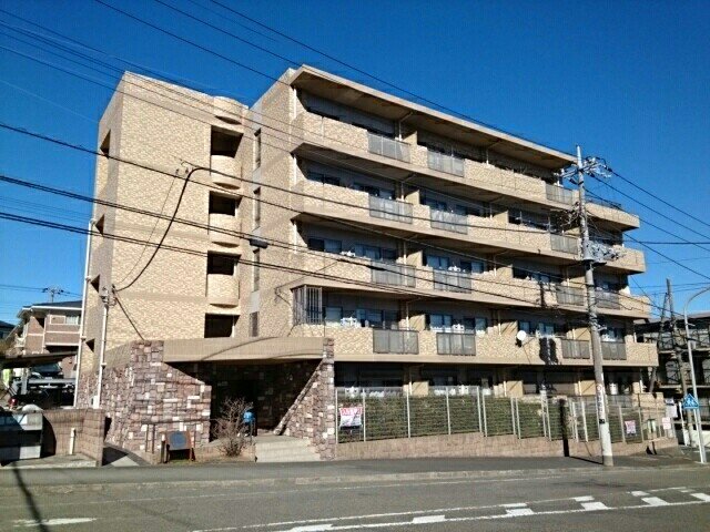 横浜市緑区鴨居のマンションの建物外観