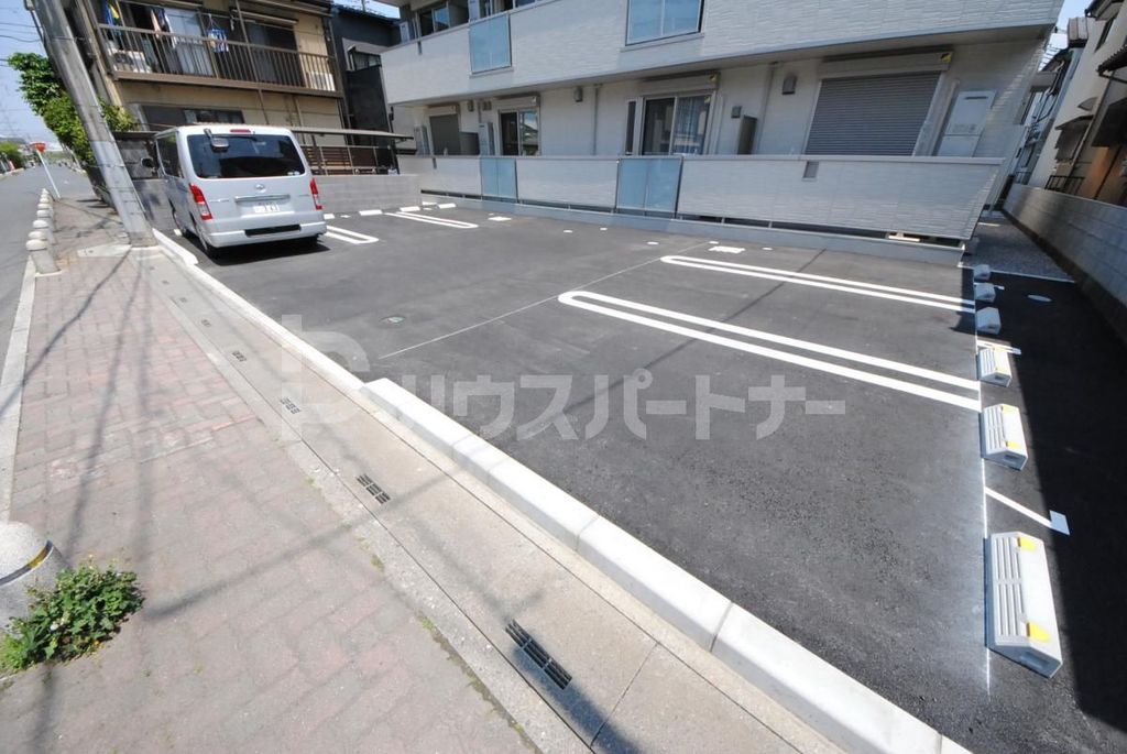 【ロイヤルパレスIII番館の駐車場】