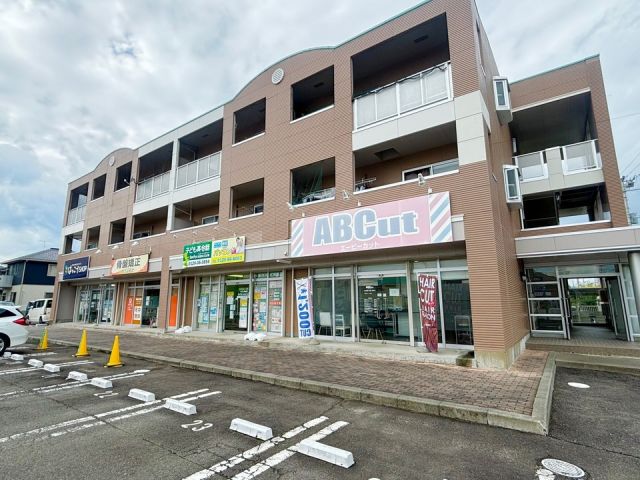 岩沼市たけくまのマンションの建物外観