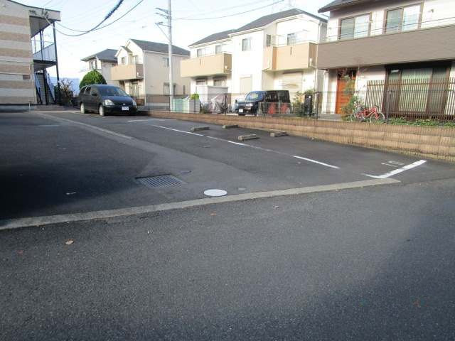 【相模原市南区新戸のアパートの駐車場】