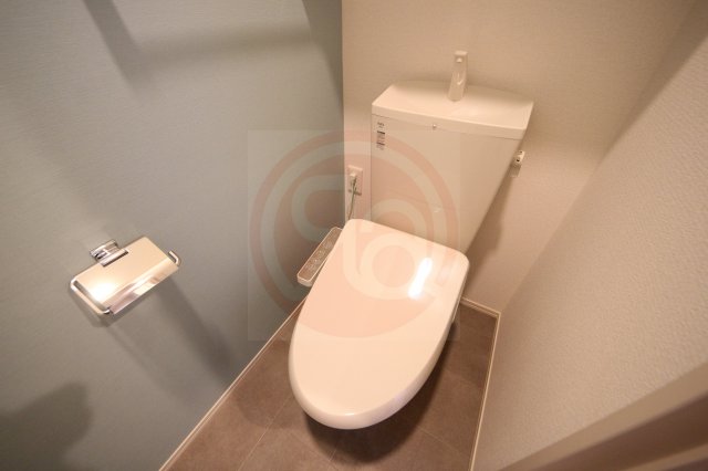 トイレ　落ち着いた色調のトイレです