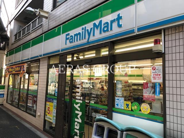 【レフィールオーブ町屋駅前のコンビニ】