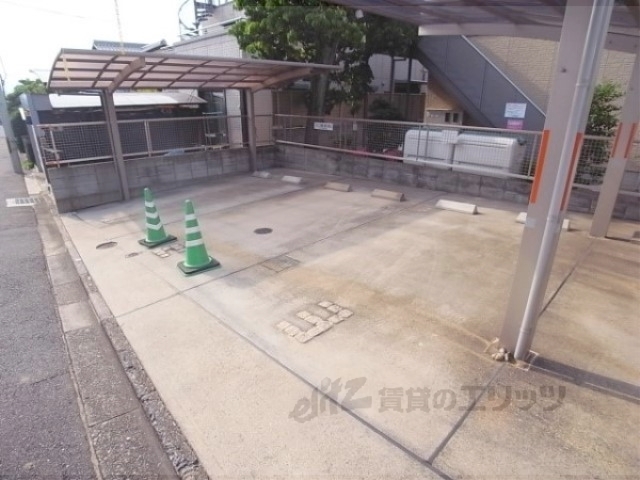 【京都市伏見区深草中ノ島町のアパートの駐車場】