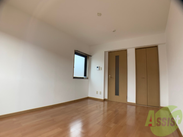 居室・リビング　８帖の洋室です。広々として、きれいですね。