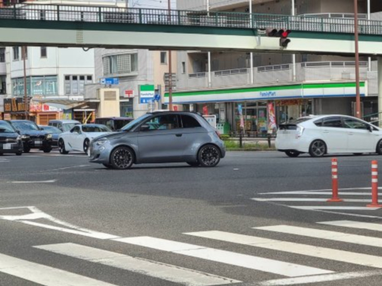 コンビニ　ファミリーマート 堀田駅前店（コンビニ）まで676m