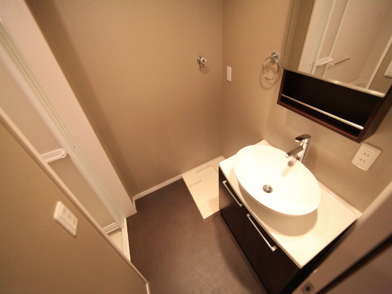 洗面設備　脱衣所　デザイン独立洗面台　収納スペース有