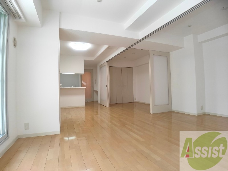 居室・リビング　リビングです。引き戸を開けるとより広くお部屋を使えます！