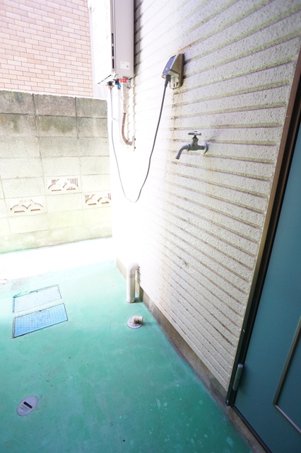 その他　洗濯機置場が室外にあるのでお部屋を広々お使いいただけます。