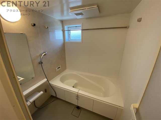 バス・シャワールーム　浴室乾燥機・追い焚き機能付きで便利です！