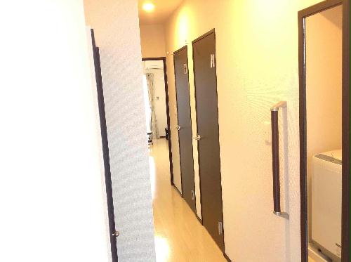 玄関　玄関には姿見があるので、チェックしてから外出ができますね。