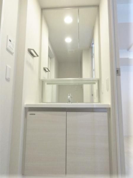 洗面設備　スペースが確保できる洗面所です