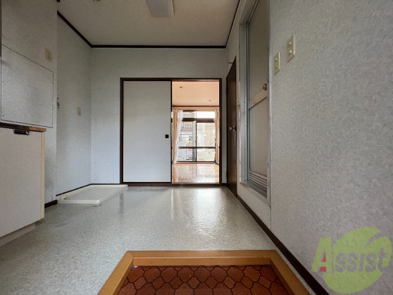 玄関　廊下の様子です。幅も狭くなく、利用しやすいですよ。