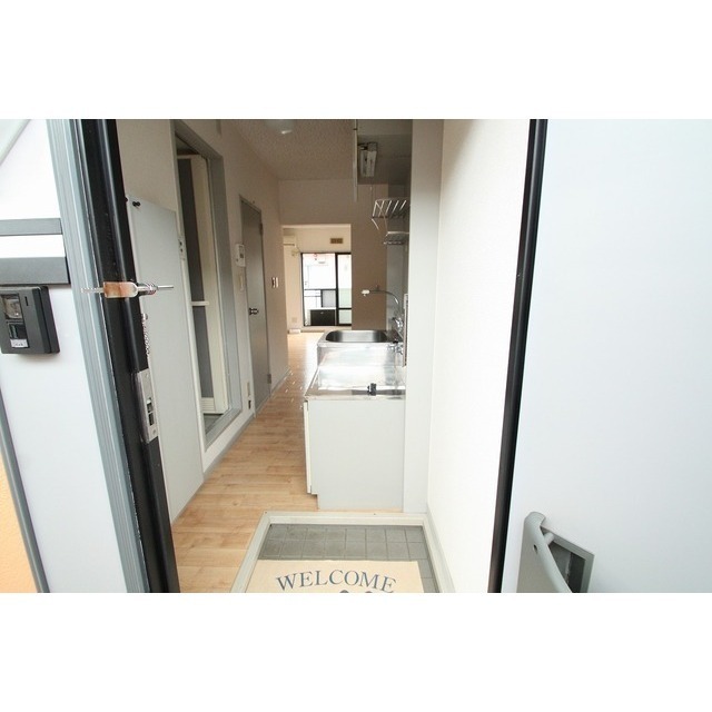 玄関　下駄箱有