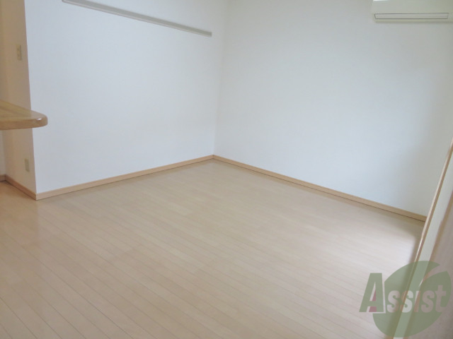 居室・リビング　白を基調とした空間で室内も綺麗で生活充実