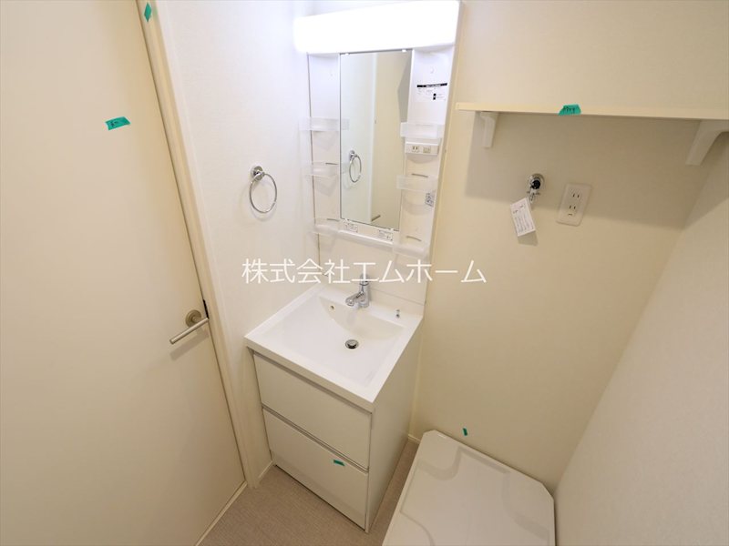 洗面設備　脱衣所　独立洗面台（シャンプードレッサー付）収納スペース有