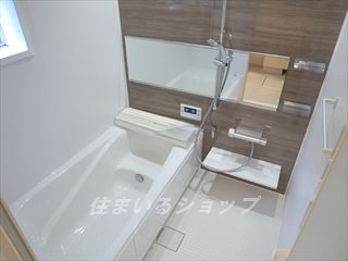 バス・シャワールーム　追い焚き・窓付きの一坪浴室！