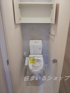 トイレ　シャワートイレ・収納棚あり