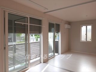 その他　防犯シャッター・室内物干し・エアコンあり