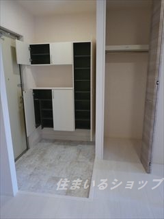 玄関　大型シューズボックス・玄関収納あり