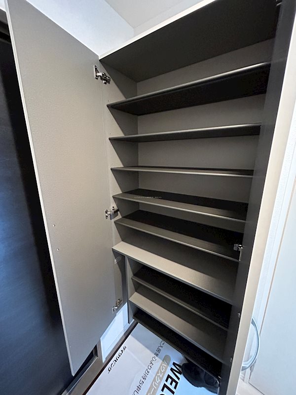 玄関　※写真は202号室のものです。（参考）