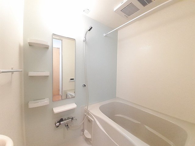 バス・シャワールーム　コンパクトで使いやすいお風呂です