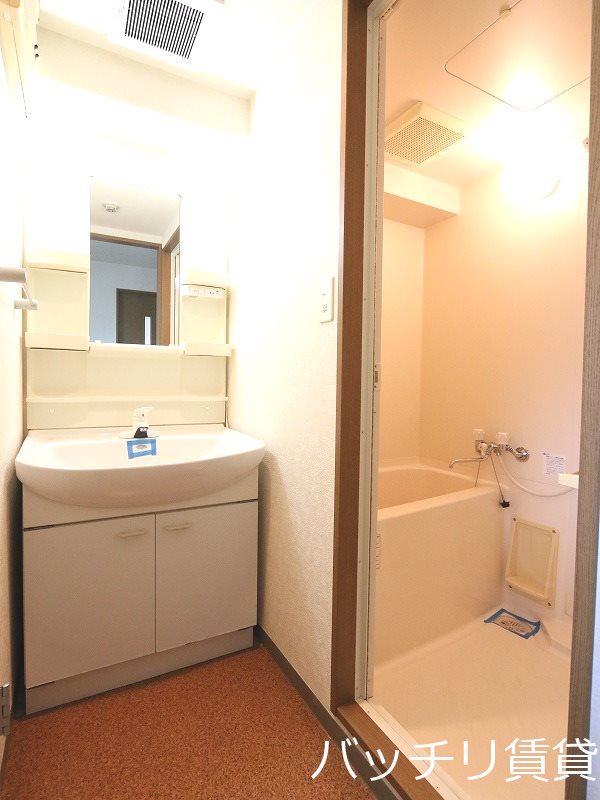洗面設備　別号室タイプの為、現状を優先致します。