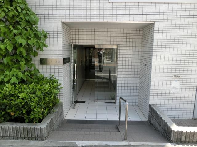 エントランス　落ち着きのあるエントランスホール