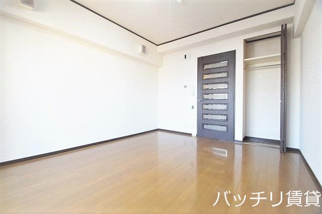 居室・リビング　画像は別号室の為、現状優先になります。