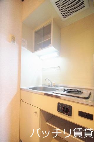 キッチン　画像は別号室の為、現状優先になります。