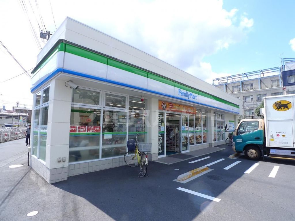 コンビニ　ファミリーマート小菅四丁目店（コンビニ）まで300m