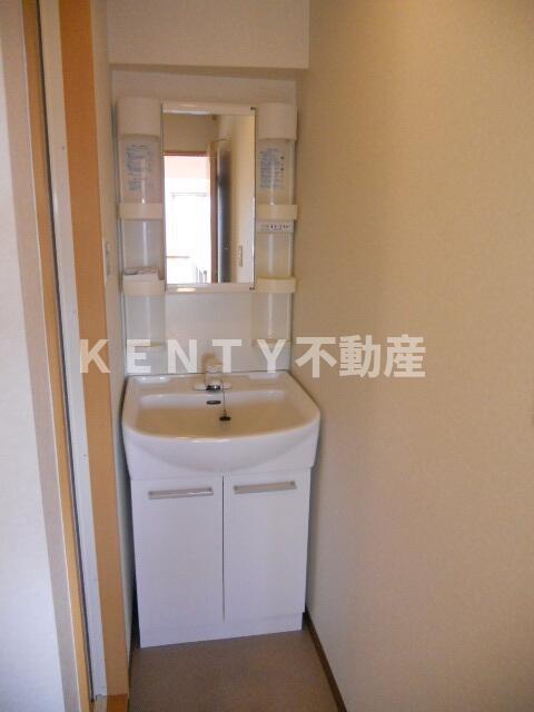 洗面設備　明るい洗面所です