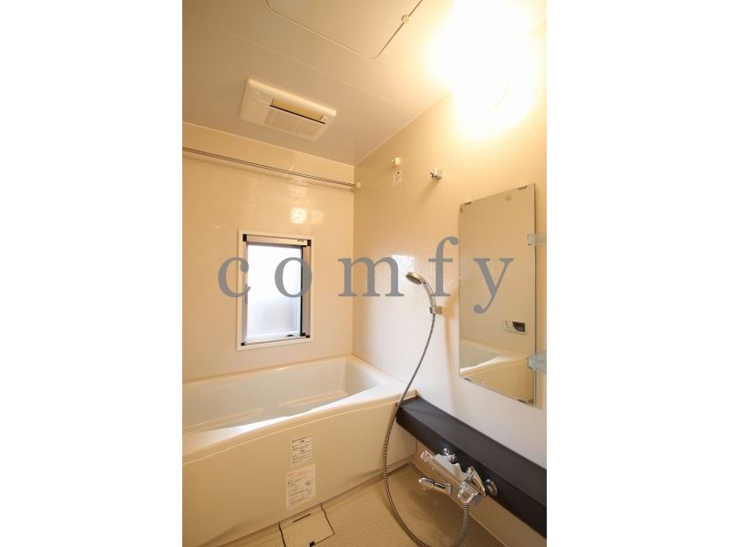 バス・シャワールーム　小窓もあり換気良好・オートバス