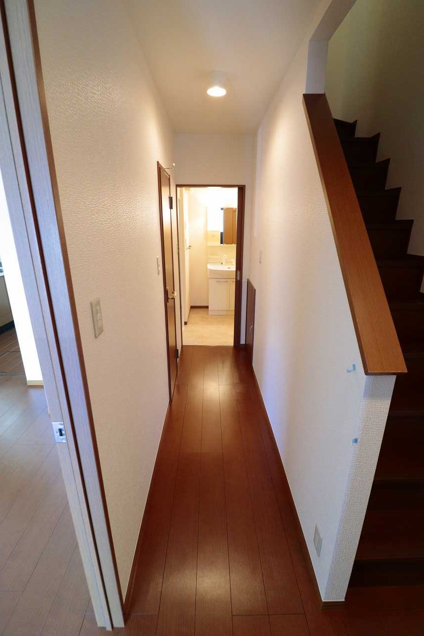 玄関　※同物件、別部屋の写真です。
