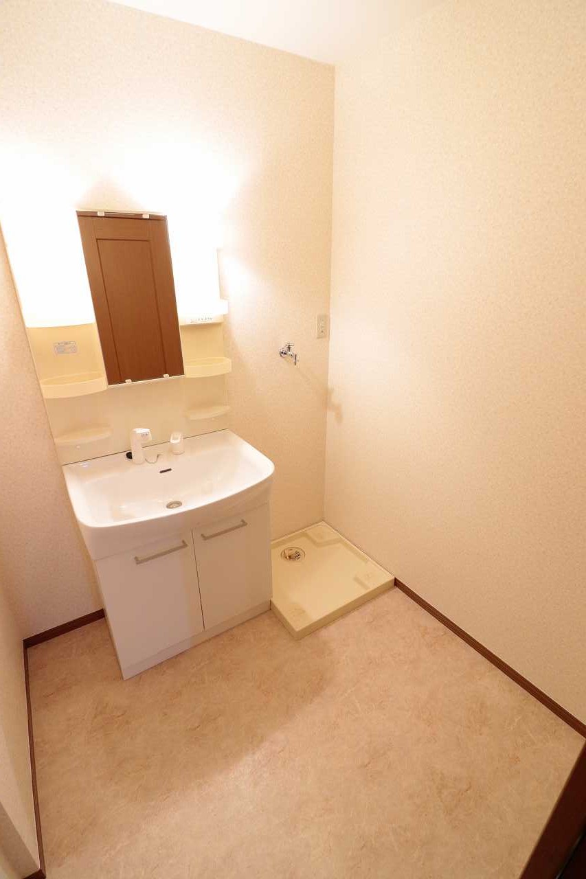 洗面設備　※同物件、別部屋の写真です。