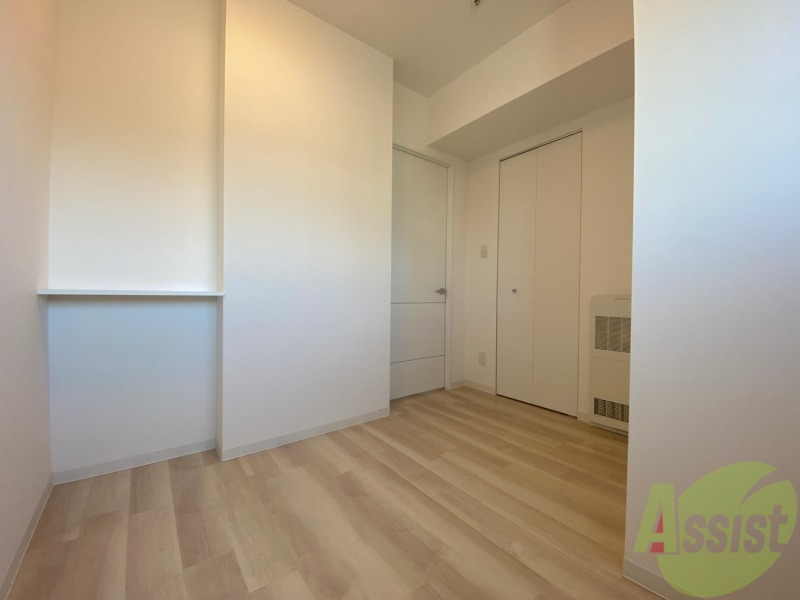 その他部屋・スペース　寝室はこちらです。光が差し込む、温かみのあるお部屋です。