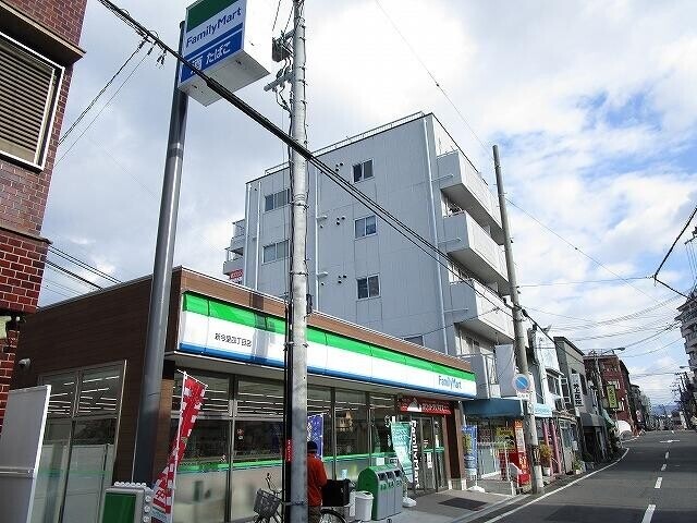 コンビニ　ファミリーマート（コンビニ）まで526m
