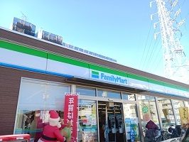 コンビニ　ファミリーマート（コンビニ）まで750m