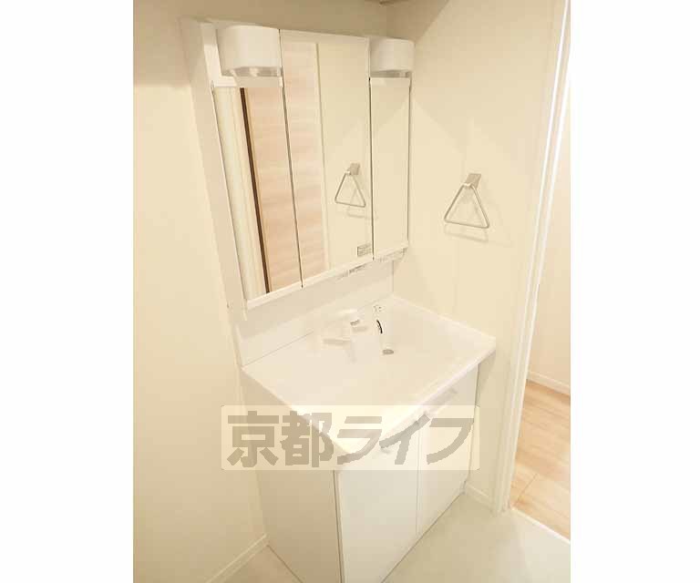 洗面設備　三面鏡です。
