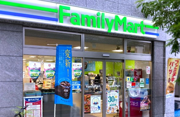 コンビニ　ファミリーマート 飯田橋駅北店（コンビニ）まで221m