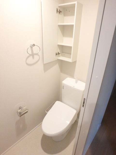 トイレ　●温水洗浄暖房便座付きの快適なトイレスペース。
