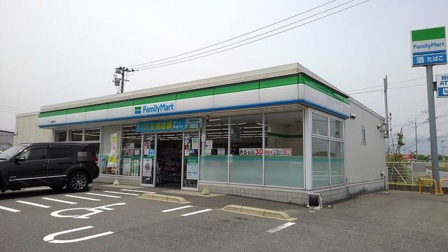 コンビニ　ファミリーマート（コンビニ）まで800m