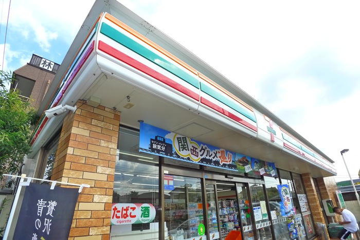 コンビニ　セブンイレブン（コンビニ）まで242m
