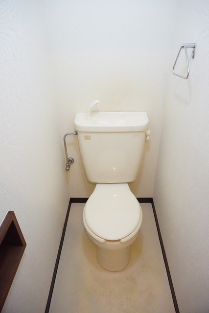 トイレ　白を基調とした空間で清潔感のあるトイレです♪