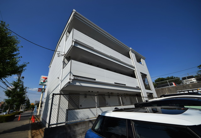 建物外観　～青い空に良くはえますねっ～