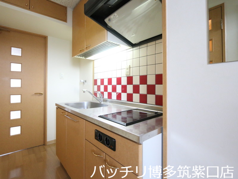 キッチン　画像は別号室の為、現状優先になります。